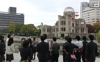 修学旅行で訪れた、広島・平和記念公園から見た原爆ドームの写真です。