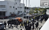 それぞれの避難経路から避難場所へ移動する生徒と職員