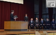 志賀校長より紹介される離退任職員