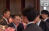 生徒代表より花束が贈られました