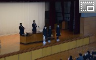 賞状伝達式の様子（税の作文）
